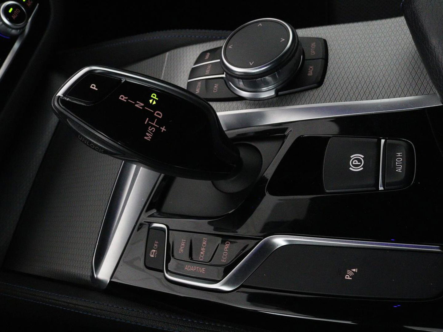 BMW 5 Serie 540d xDrive M Sport | Panoramadak | Head-Up | Adaptive cruise | Carplay | Alcantara | Harman/Kardon | Stoelverwarming | Trekhaak | Sfeerverlichting