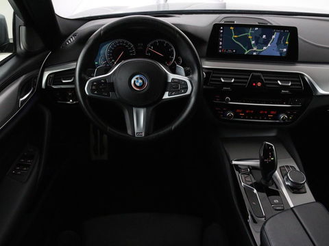 BMW 5 Serie 540d xDrive M Sport | Panoramadak | Head-Up | Adaptive cruise | Carplay | Alcantara | Harman/Kardon | Stoelverwarming | Trekhaak | Sfeerverlichting