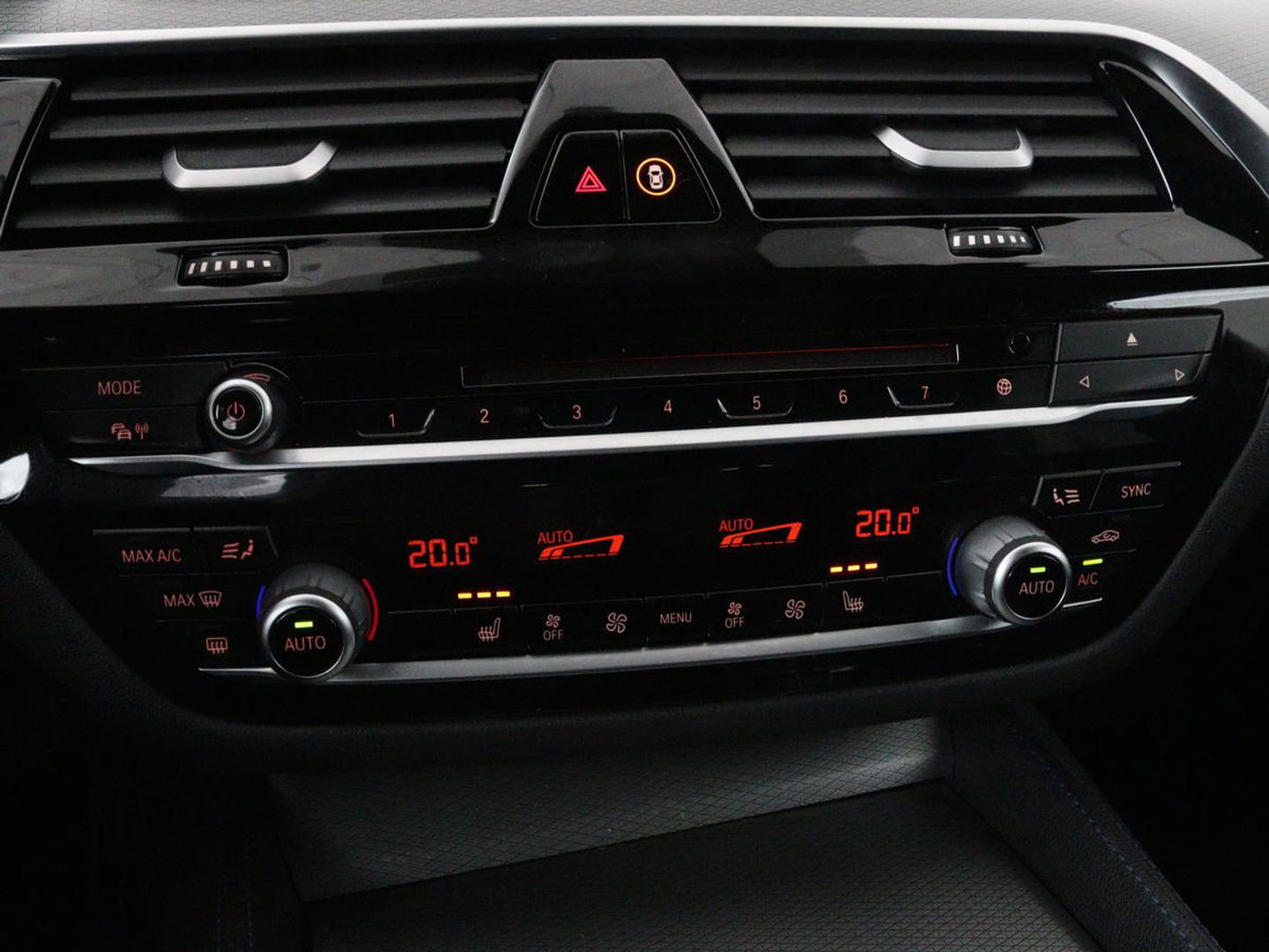 BMW 5 Serie 540d xDrive M Sport | Panoramadak | Head-Up | Adaptive cruise | Carplay | Alcantara | Harman/Kardon | Stoelverwarming | Trekhaak | Sfeerverlichting