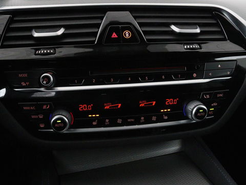 BMW 5 Serie 540d xDrive M Sport | Panoramadak | Head-Up | Adaptive cruise | Carplay | Alcantara | Harman/Kardon | Stoelverwarming | Trekhaak | Sfeerverlichting
