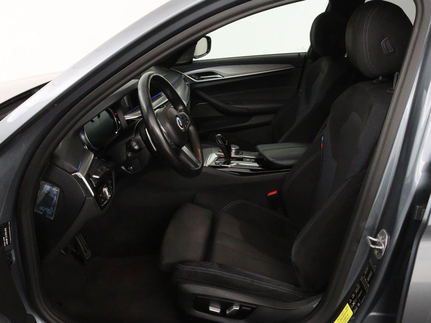 BMW 5 Serie 540d xDrive M Sport | Panoramadak | Head-Up | Adaptive cruise | Carplay | Alcantara | Harman/Kardon | Stoelverwarming | Trekhaak | Sfeerverlichting