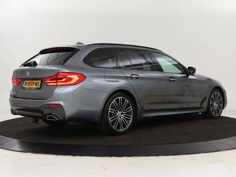 BMW 5 Serie 540d xDrive M Sport | Panoramadak | Head-Up | Adaptive cruise | Carplay | Alcantara | Harman/Kardon | Stoelverwarming | Trekhaak | Sfeerverlichting