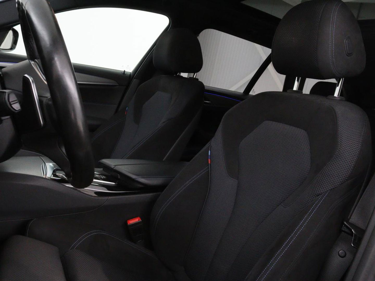 BMW 5 Serie 540d xDrive M Sport | Panoramadak | Head-Up | Adaptive cruise | Carplay | Alcantara | Harman/Kardon | Stoelverwarming | Trekhaak | Sfeerverlichting