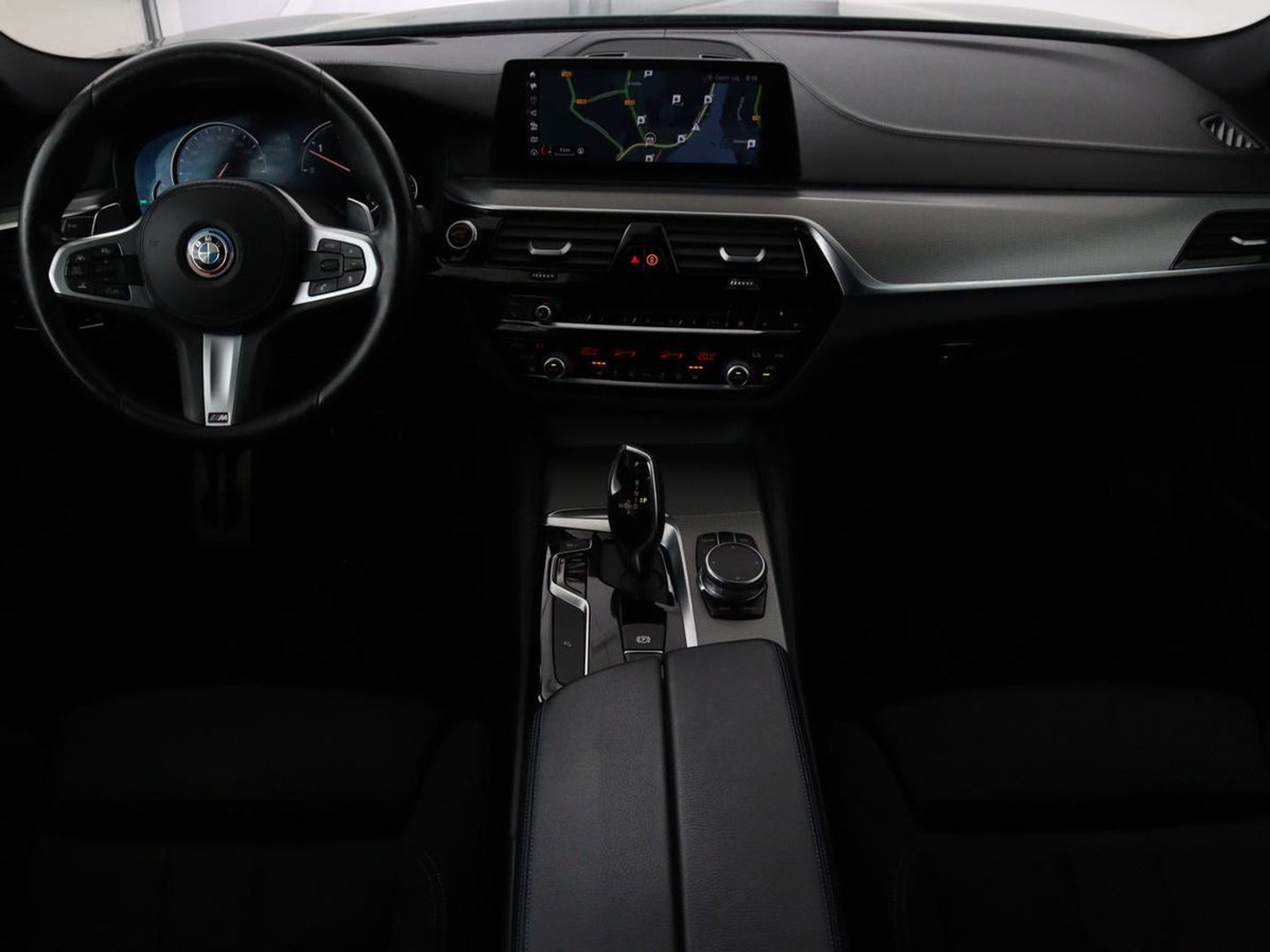 BMW 5 Serie 540d xDrive M Sport | Panoramadak | Head-Up | Adaptive cruise | Carplay | Alcantara | Harman/Kardon | Stoelverwarming | Trekhaak | Sfeerverlichting
