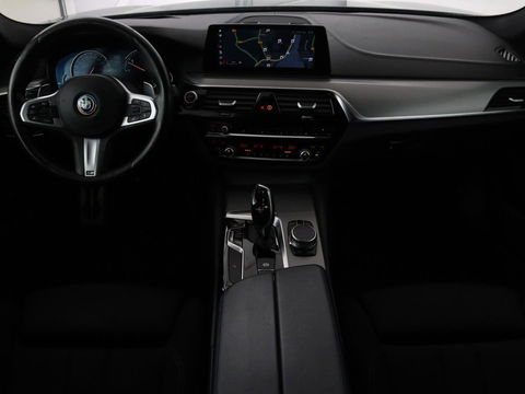 BMW 5 Serie 540d xDrive M Sport | Panoramadak | Head-Up | Adaptive cruise | Carplay | Alcantara | Harman/Kardon | Stoelverwarming | Trekhaak | Sfeerverlichting