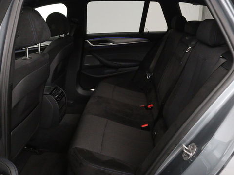BMW 5 Serie 540d xDrive M Sport | Panoramadak | Head-Up | Adaptive cruise | Carplay | Alcantara | Harman/Kardon | Stoelverwarming | Trekhaak | Sfeerverlichting