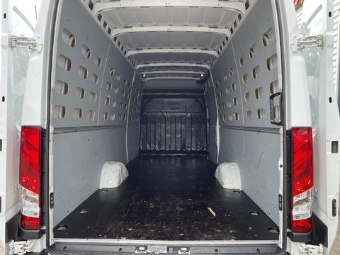 Iveco Daily 35S14V 2.3 Himatic automaat L4H2 / laadruimte 470cm lang ! / vaste prijs rijklaar € 23.950 ex btw / lease vanaf € 391 / trekhaak 3500 kg / cruise en climate control / 270 graden achterdeuren