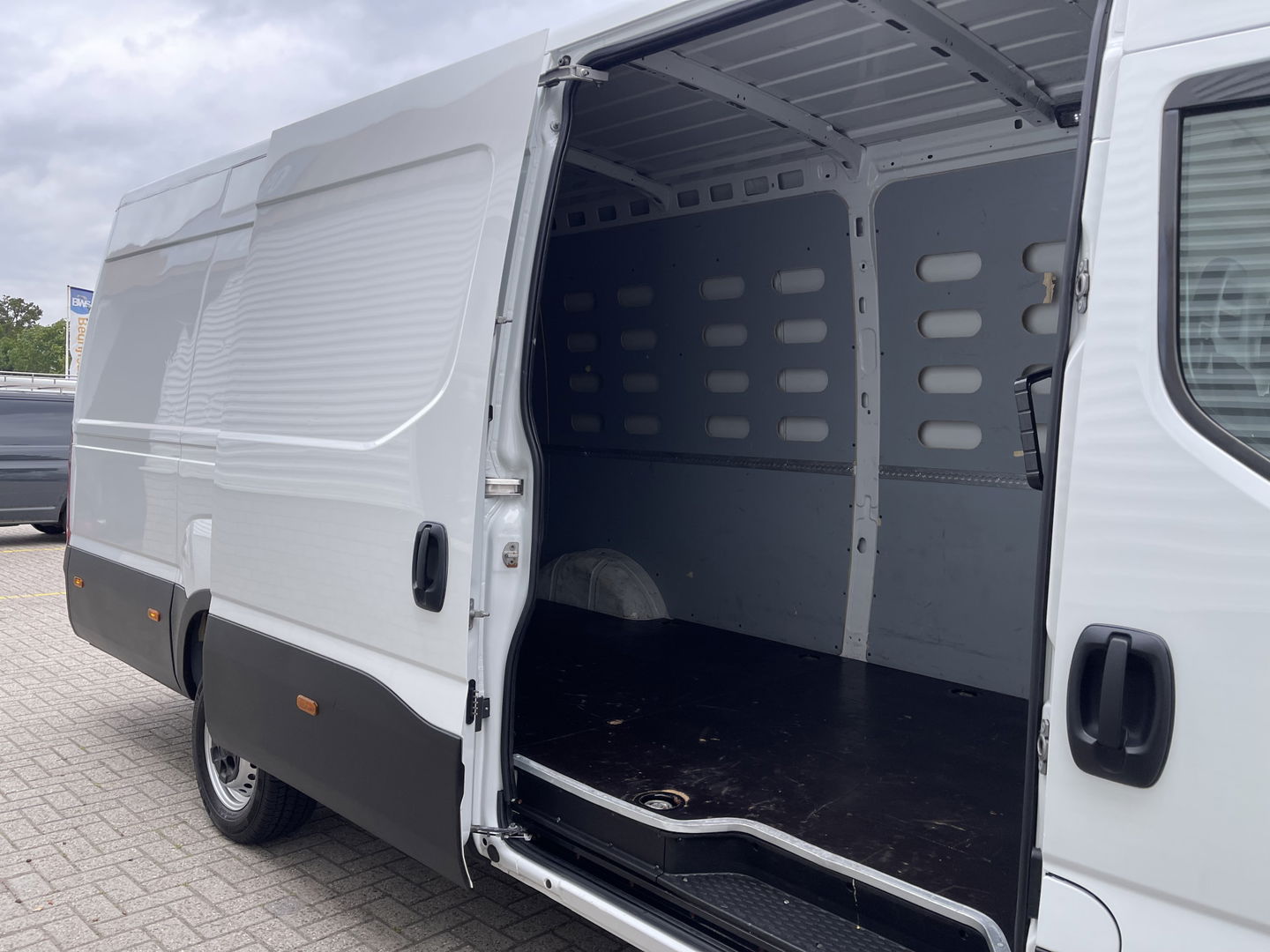 Iveco Daily 35S14V 2.3 Himatic automaat L4H2 / laadruimte 470cm lang ! / vaste prijs rijklaar € 23.950 ex btw / lease vanaf € 391 / trekhaak 3500 kg / cruise en climate control / 270 graden achterdeuren