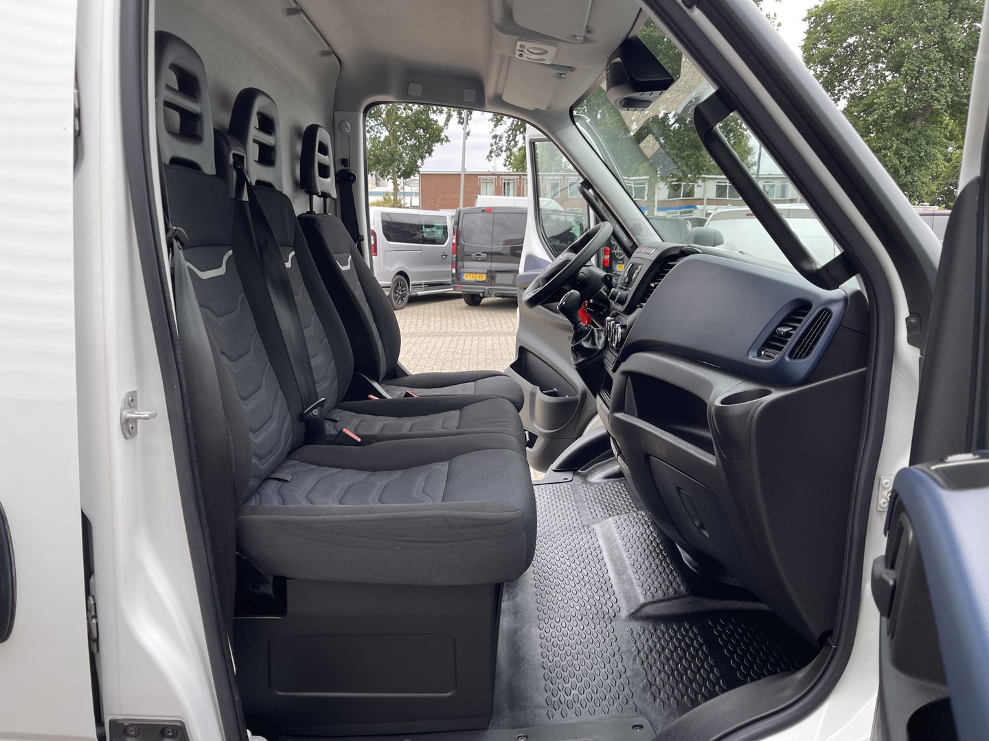 Iveco Daily 35S14V 2.3 Himatic automaat L4H2 / laadruimte 470cm lang ! / vaste prijs rijklaar € 23.950 ex btw / lease vanaf € 391 / trekhaak 3500 kg / cruise en climate control / 270 graden achterdeuren