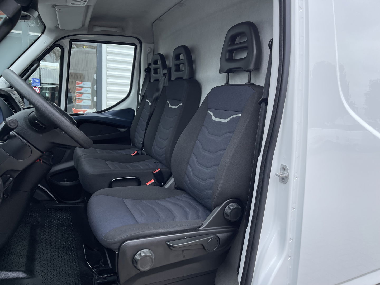 Iveco Daily 35S14V 2.3 Himatic automaat L4H2 / laadruimte 470cm lang ! / vaste prijs rijklaar € 23.950 ex btw / lease vanaf € 391 / trekhaak 3500 kg / cruise en climate control / 270 graden achterdeuren