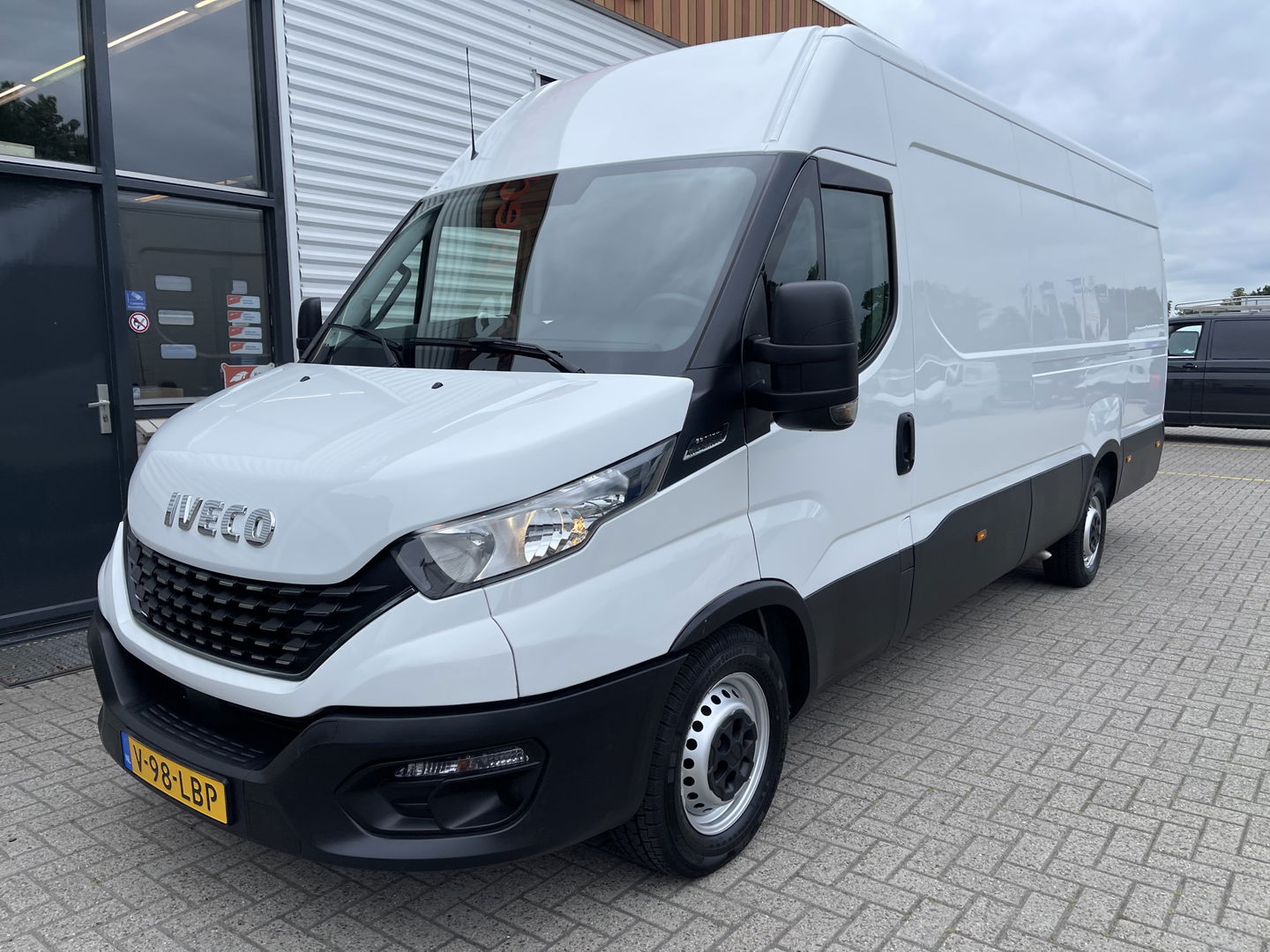 Iveco Daily 35S14V 2.3 Himatic automaat L4H2 / laadruimte 470cm lang ! / vaste prijs rijklaar € 23.950 ex btw / lease vanaf € 391 / trekhaak 3500 kg / cruise en climate control / 270 graden achterdeuren