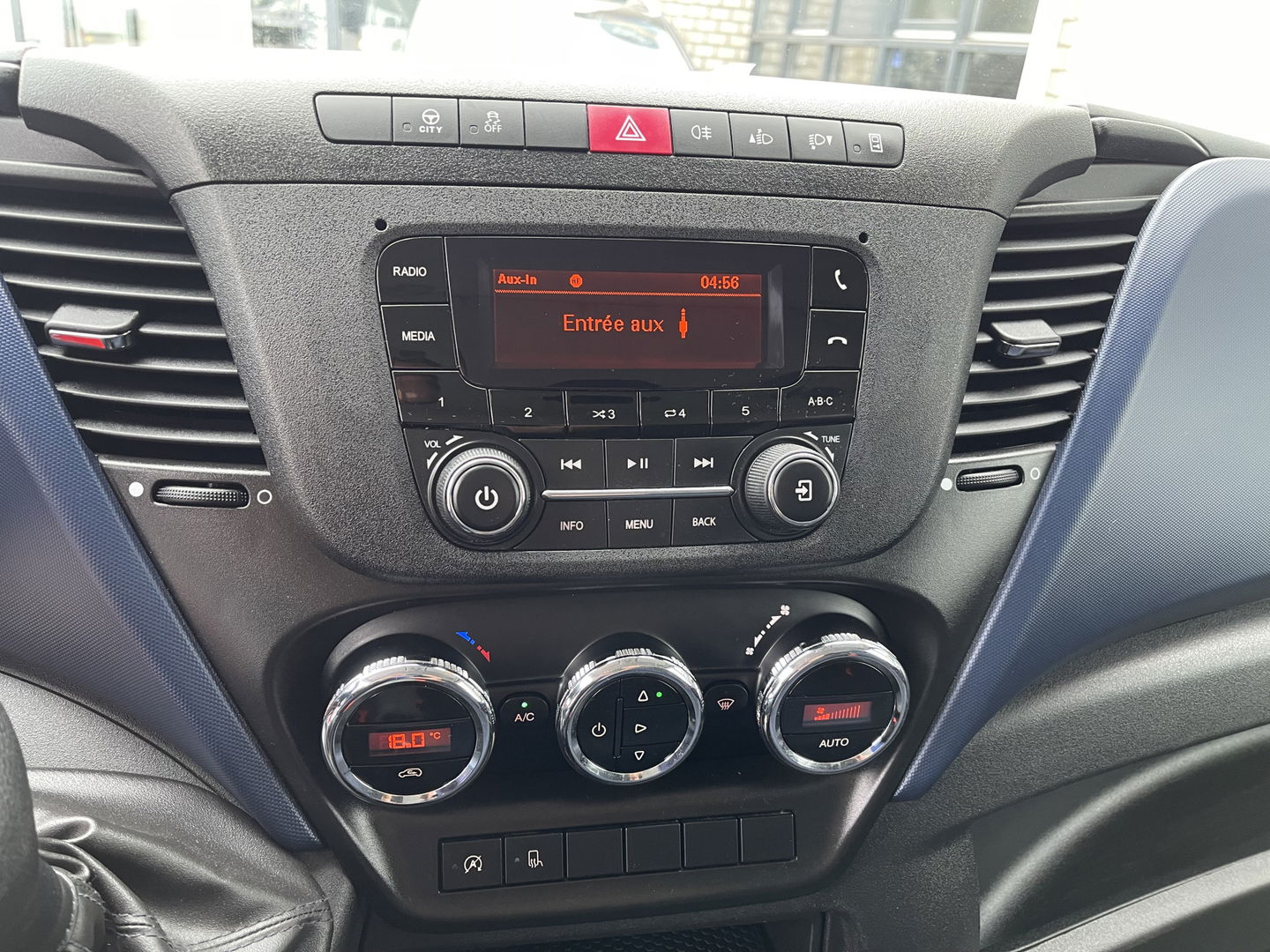 Iveco Daily 35S14V 2.3 Himatic automaat L4H2 / laadruimte 470cm lang ! / vaste prijs rijklaar € 23.950 ex btw / lease vanaf € 391 / trekhaak 3500 kg / cruise en climate control / 270 graden achterdeuren