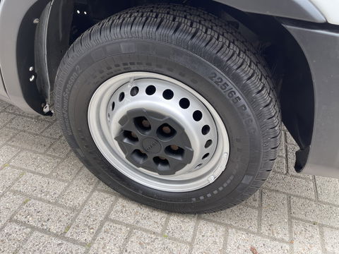 Iveco Daily 35S14V 2.3 Himatic automaat L4H2 / laadruimte 470cm lang ! / vaste prijs rijklaar € 23.950 ex btw / lease vanaf € 391 / trekhaak 3500 kg / cruise en climate control / 270 graden achterdeuren