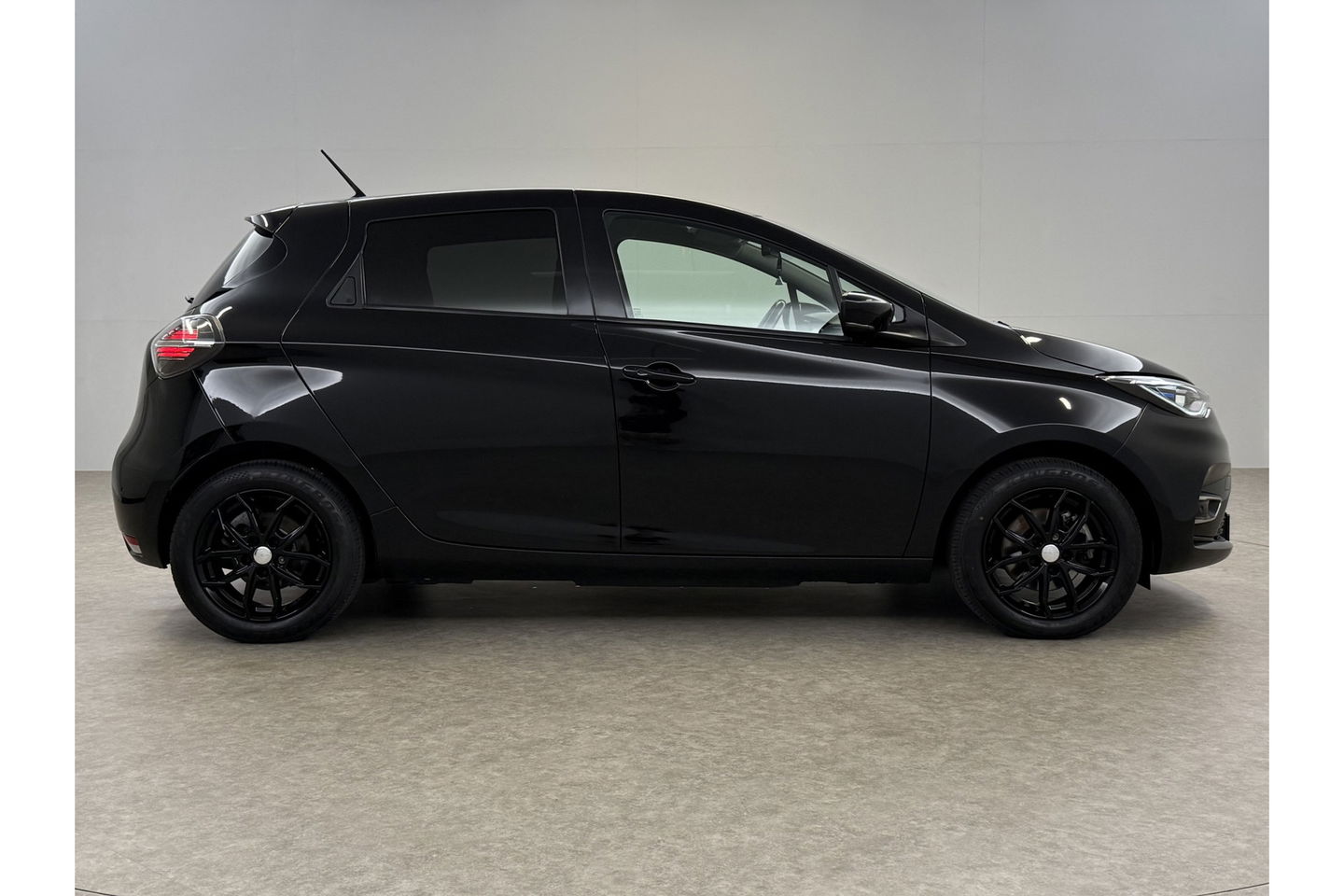 Renault ZOE R110 Life 52 kWh Huur Accu | Elektrisch | Airco LED Camera Carplay Cruise 16"LMV Parkeersensoren