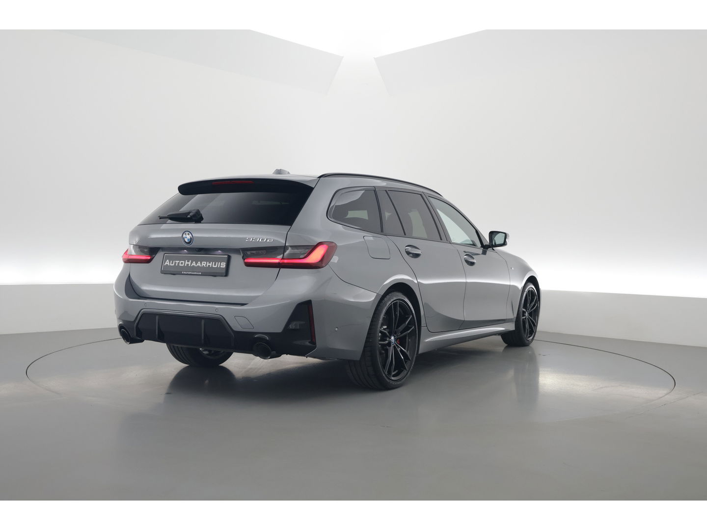 BMW 3 Serie Touring 330e M Sport | Pano | HUD | Carbon int. | 19'' | Adapt. Cruise | Elek. Stoelen