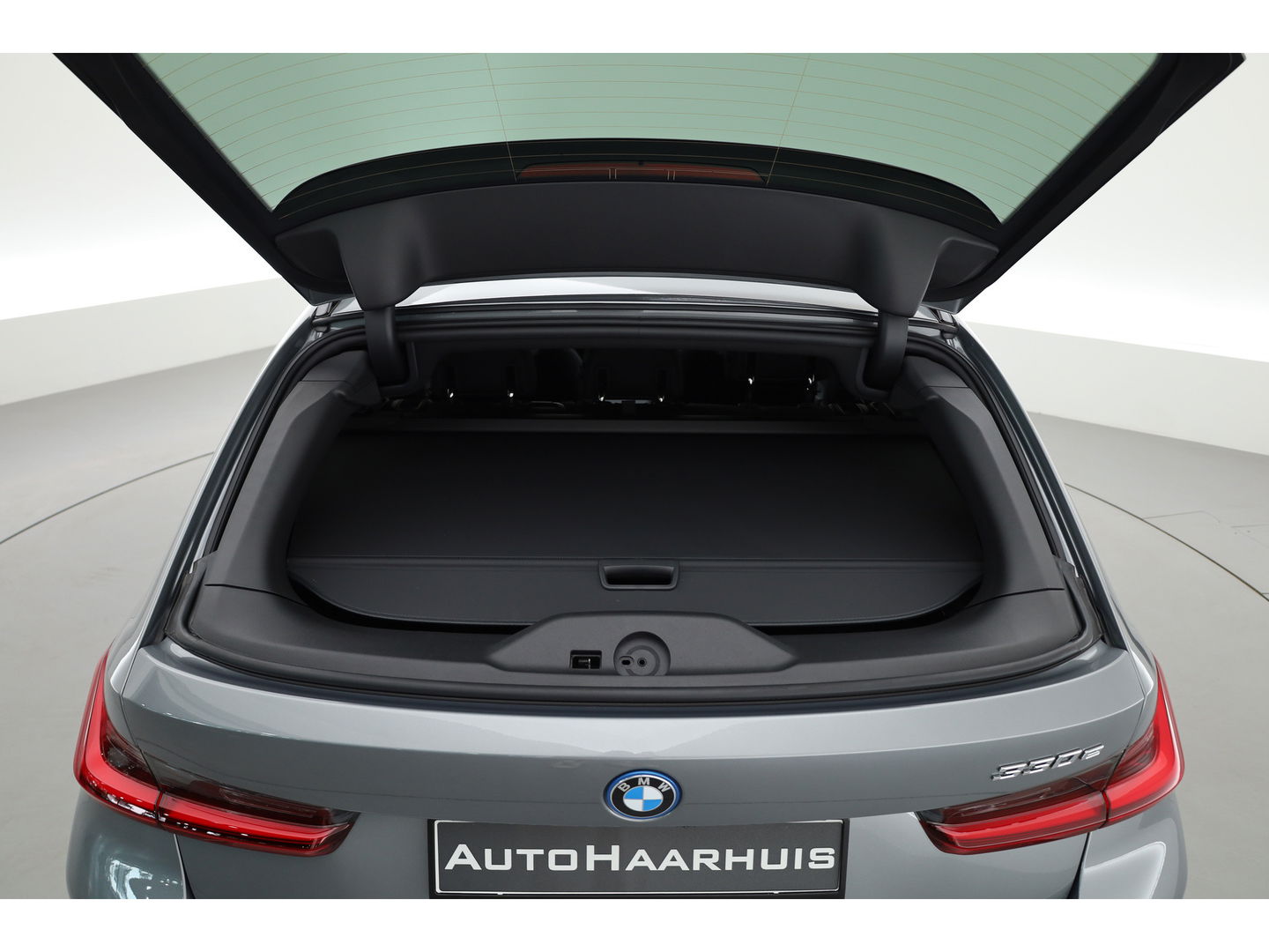 BMW 3 Serie Touring 330e M Sport | Pano | HUD | Carbon int. | 19'' | Adapt. Cruise | Elek. Stoelen