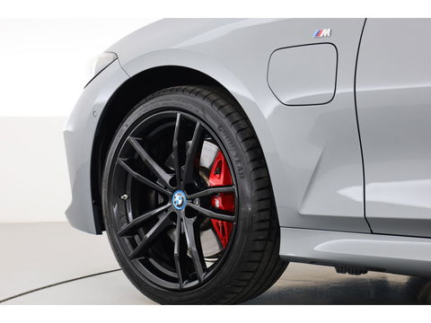BMW 3 Serie Touring 330e M Sport | Pano | HUD | Carbon int. | 19'' | Adapt. Cruise | Elek. Stoelen
