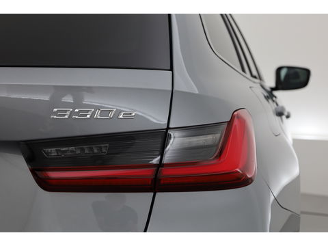 BMW 3 Serie Touring 330e M Sport | Pano | HUD | Carbon int. | 19'' | Adapt. Cruise | Elek. Stoelen