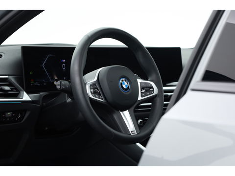 BMW 3 Serie Touring 330e M Sport | Pano | HUD | Carbon int. | 19'' | Adapt. Cruise | Elek. Stoelen