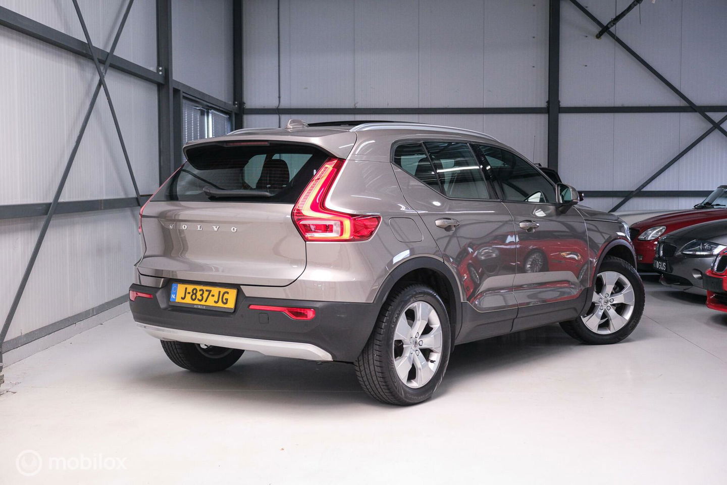 Volvo XC40 1.5 T2 Momentum | Schuifdak | Trekhaak | Camera | LED | stoel & stuurwielwarming |