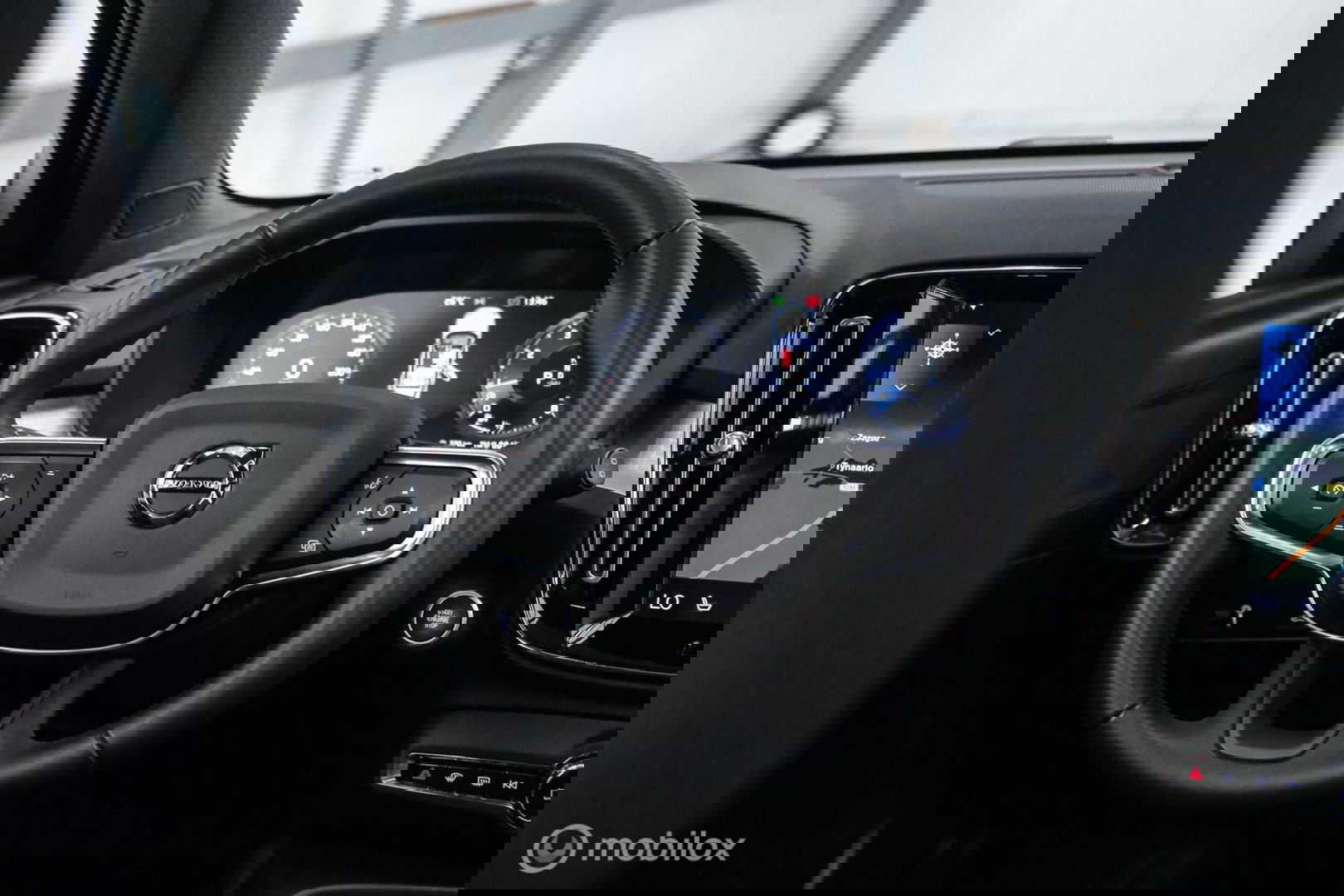Volvo XC40 1.5 T2 Momentum | Schuifdak | Trekhaak | Camera | LED | stoel & stuurwielwarming |