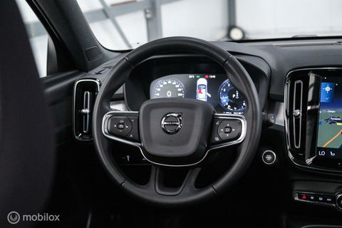 Volvo XC40 1.5 T2 Momentum | Schuifdak | Trekhaak | Camera | LED | stoel & stuurwielwarming |