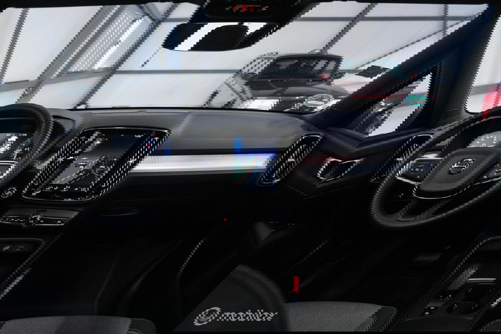 Volvo XC40 1.5 T2 Momentum | Schuifdak | Trekhaak | Camera | LED | stoel & stuurwielwarming |