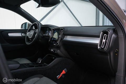 Volvo XC40 1.5 T2 Momentum | Schuifdak | Trekhaak | Camera | LED | stoel & stuurwielwarming |