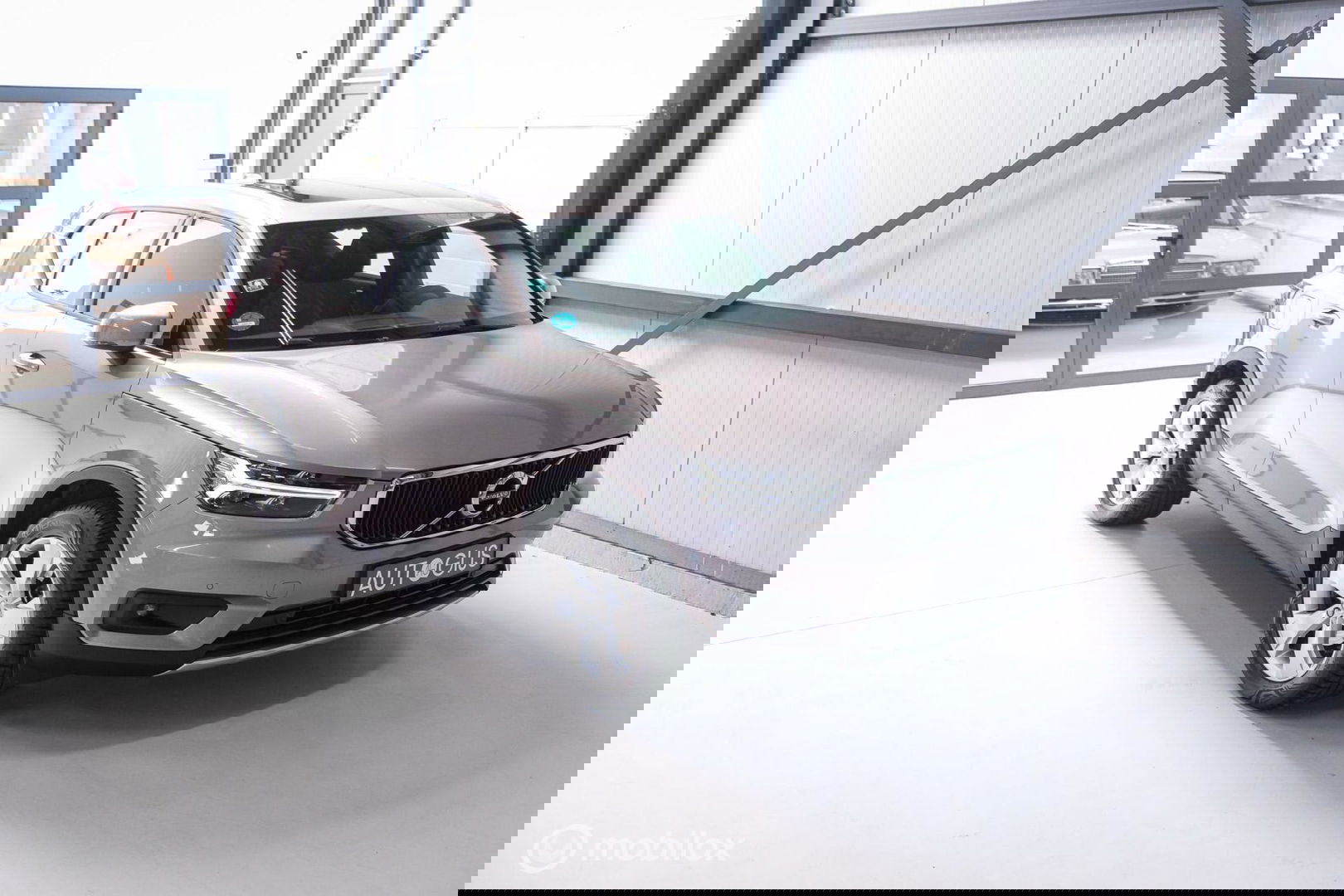 Volvo XC40 1.5 T2 Momentum | Schuifdak | Trekhaak | Camera | LED | stoel & stuurwielwarming |