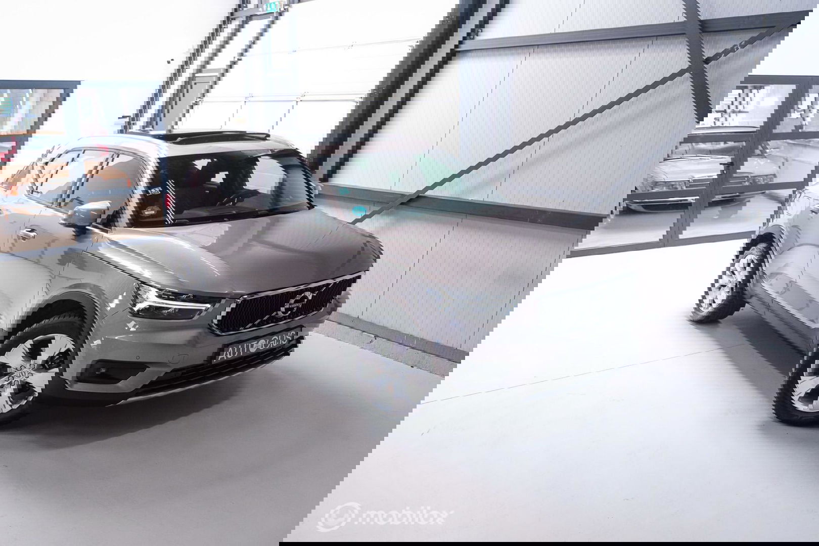 Volvo XC40 1.5 T2 Momentum | Schuifdak | Trekhaak | Camera | LED | stoel & stuurwielwarming |