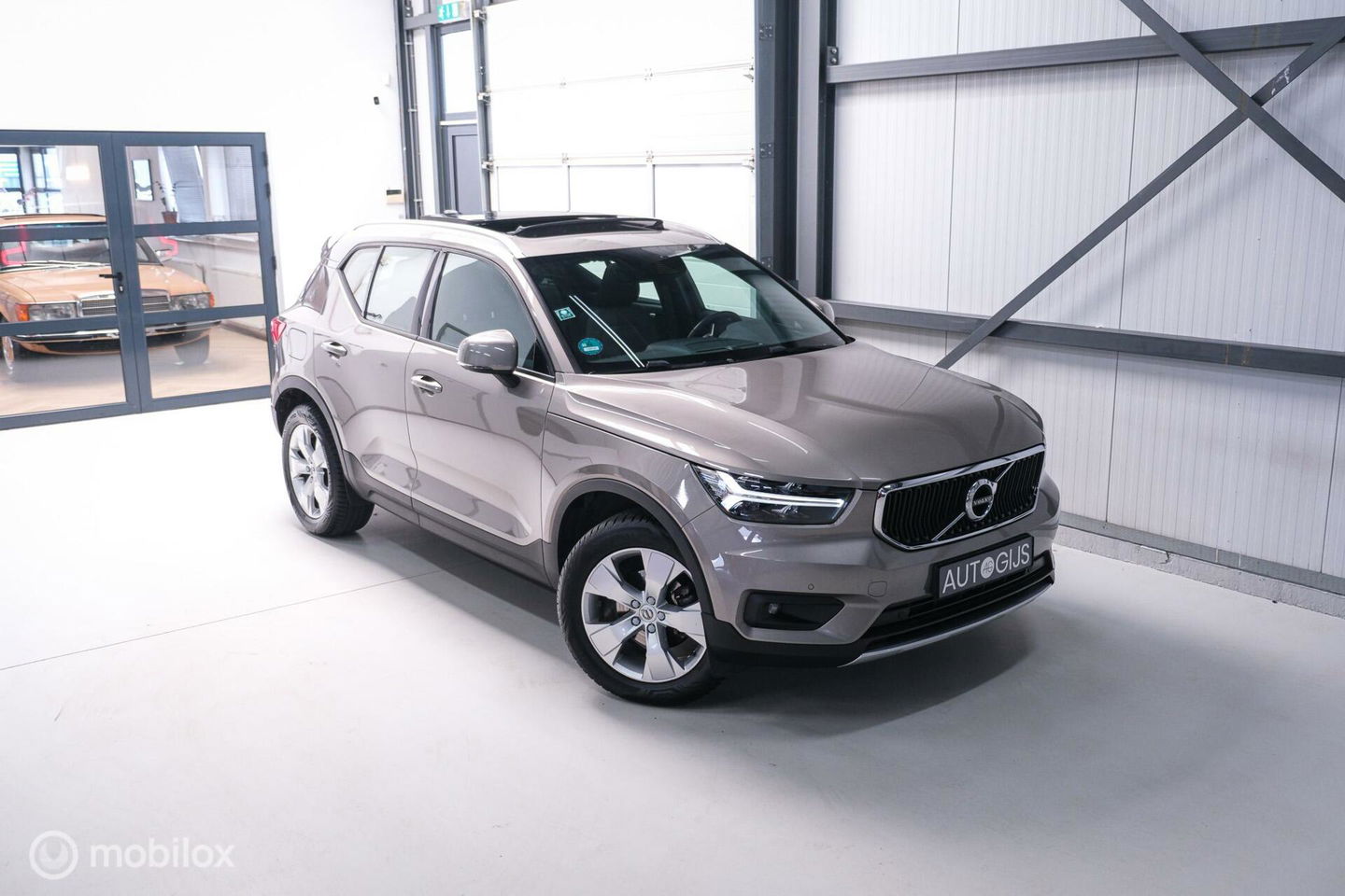 Volvo XC40 1.5 T2 Momentum | Schuifdak | Trekhaak | Camera | LED | stoel & stuurwielwarming |
