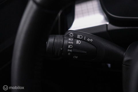 Volvo XC40 1.5 T2 Momentum | Schuifdak | Trekhaak | Camera | LED | stoel & stuurwielwarming |