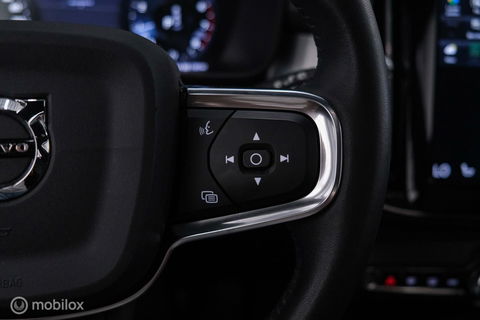 Volvo XC40 1.5 T2 Momentum | Schuifdak | Trekhaak | Camera | LED | stoel & stuurwielwarming |