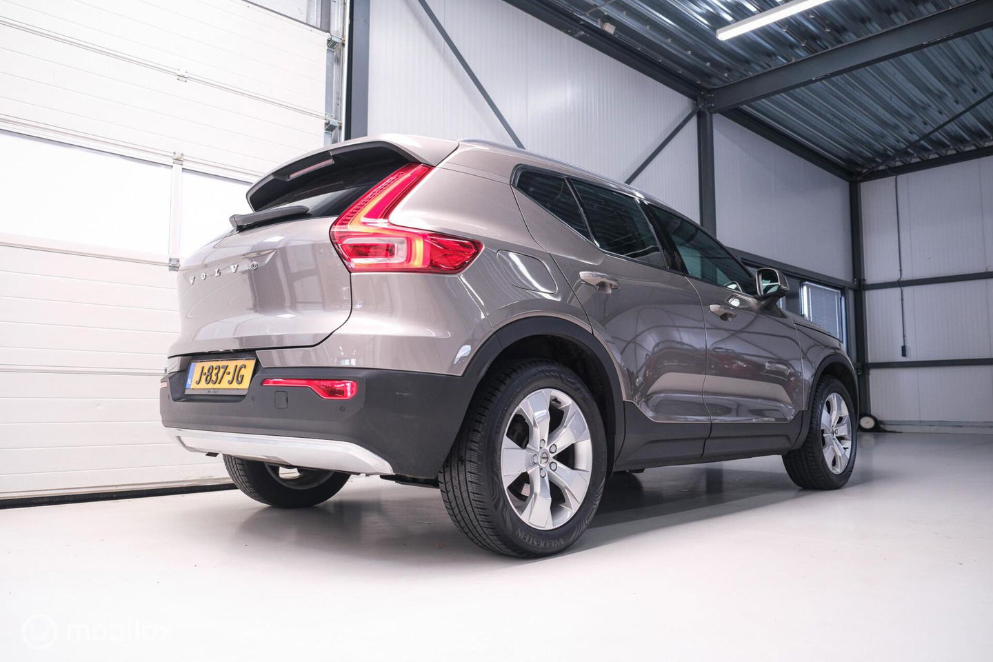 Volvo XC40 1.5 T2 Momentum | Schuifdak | Trekhaak | Camera | LED | stoel & stuurwielwarming |