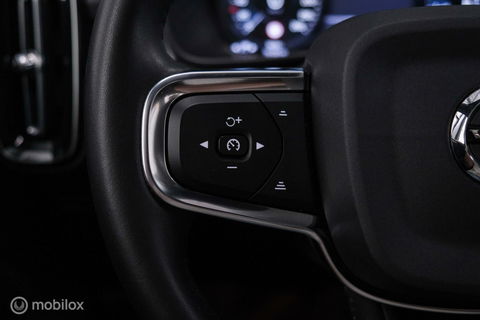 Volvo XC40 1.5 T2 Momentum | Schuifdak | Trekhaak | Camera | LED | stoel & stuurwielwarming |