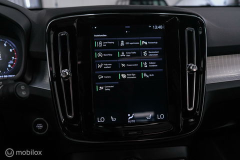 Volvo XC40 1.5 T2 Momentum | Schuifdak | Trekhaak | Camera | LED | stoel & stuurwielwarming |