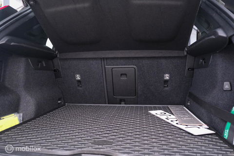 Volvo XC40 1.5 T2 Momentum | Schuifdak | Trekhaak | Camera | LED | stoel & stuurwielwarming |