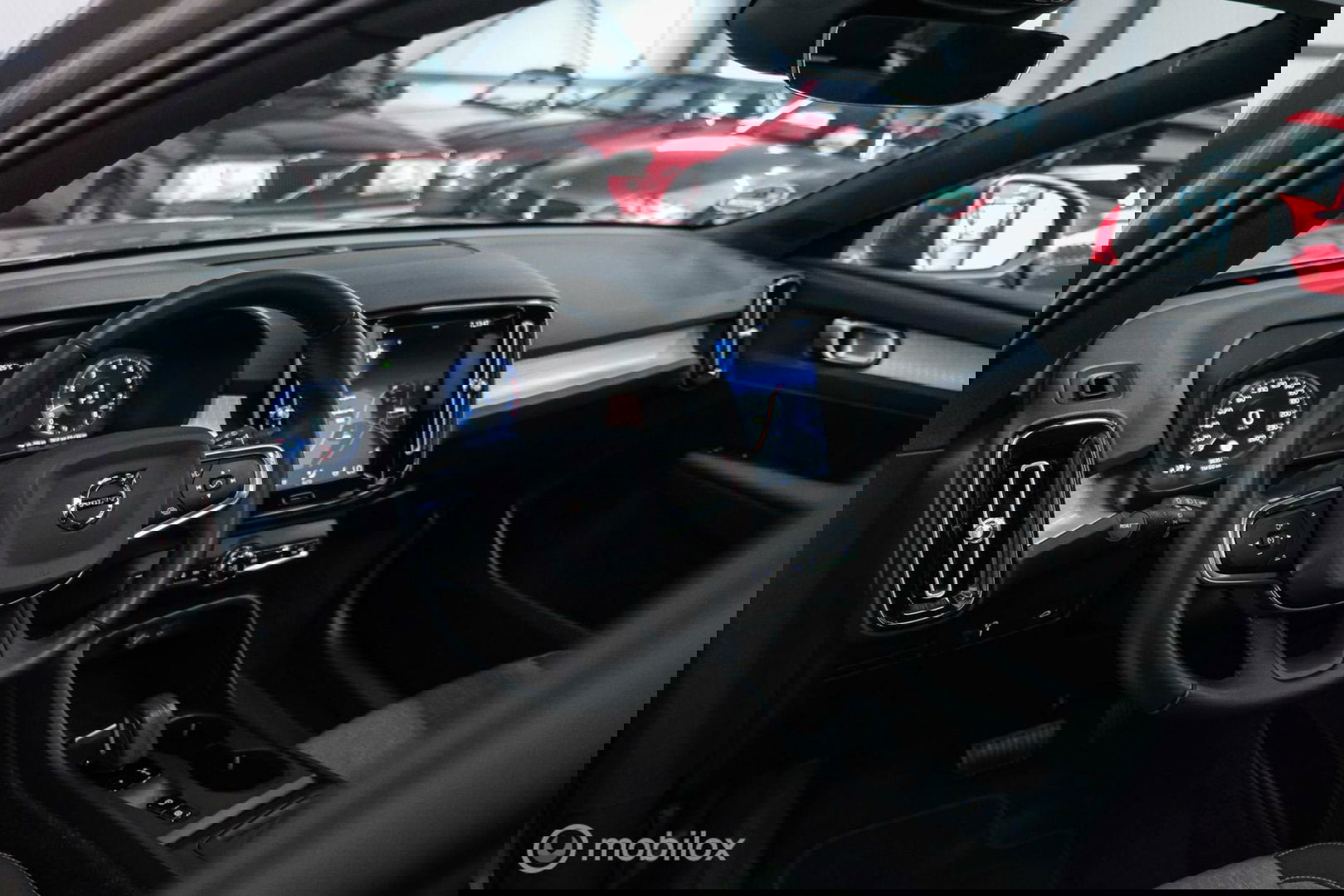 Volvo XC40 1.5 T2 Momentum | Schuifdak | Trekhaak | Camera | LED | stoel & stuurwielwarming |