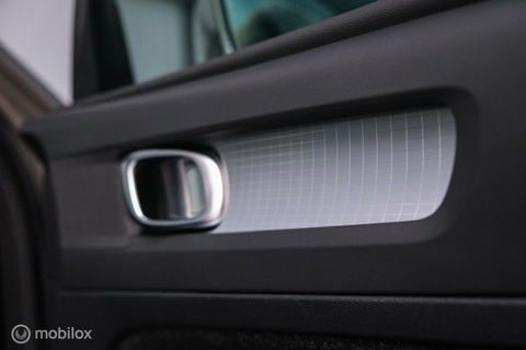 Volvo XC40 1.5 T2 Momentum | Schuifdak | Trekhaak | Camera | LED | stoel & stuurwielwarming |