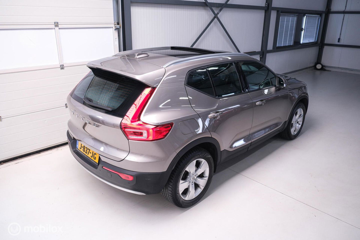Volvo XC40 1.5 T2 Momentum | Schuifdak | Trekhaak | Camera | LED | stoel & stuurwielwarming |