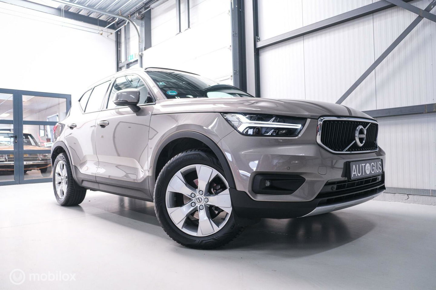 Volvo XC40 1.5 T2 Momentum | Schuifdak | Trekhaak | Camera | LED | stoel & stuurwielwarming |