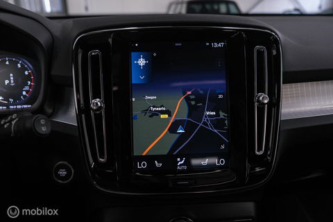 Volvo XC40 1.5 T2 Momentum | Schuifdak | Trekhaak | Camera | LED | stoel & stuurwielwarming |