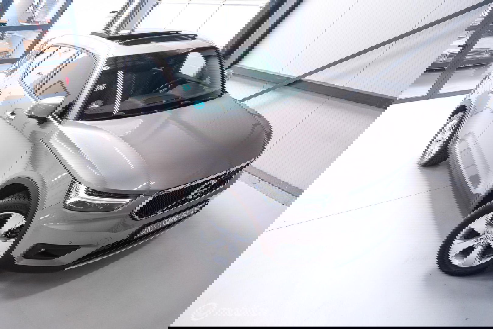 Volvo XC40 1.5 T2 Momentum | Schuifdak | Trekhaak | Camera | LED | stoel & stuurwielwarming |