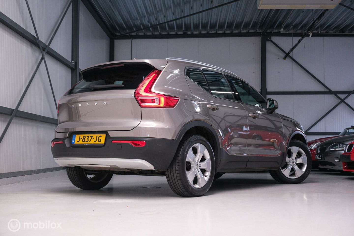 Volvo XC40 1.5 T2 Momentum | Schuifdak | Trekhaak | Camera | LED | stoel & stuurwielwarming |