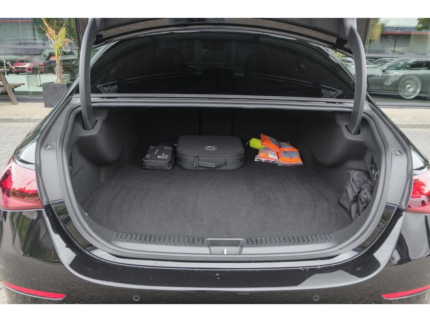 Mercedes-Benz E-Klasse E300e AMG 313pk Hybrid Panoramadak Hyperscreen Burmester 4D Night pakket NLauto NIEUW NIEUW NIEUW!!!