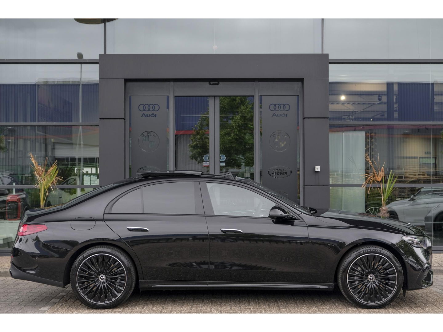 Mercedes-Benz E-Klasse E300e AMG 313pk Hybrid Panoramadak Hyperscreen Burmester 4D Night pakket NLauto NIEUW NIEUW NIEUW!!!