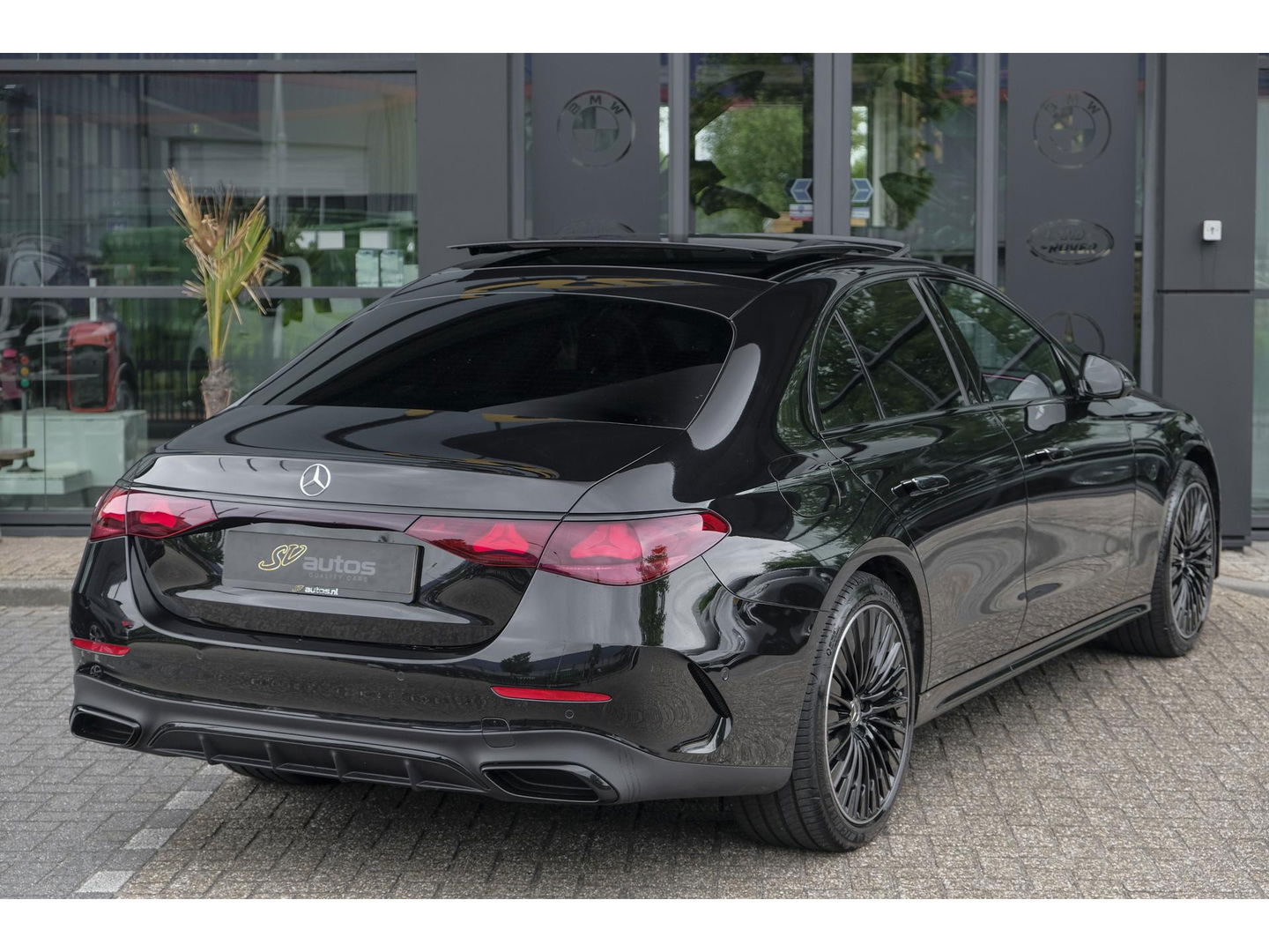 Mercedes-Benz E-Klasse E300e AMG 313pk Hybrid Panoramadak Hyperscreen Burmester 4D Night pakket NLauto NIEUW NIEUW NIEUW!!!