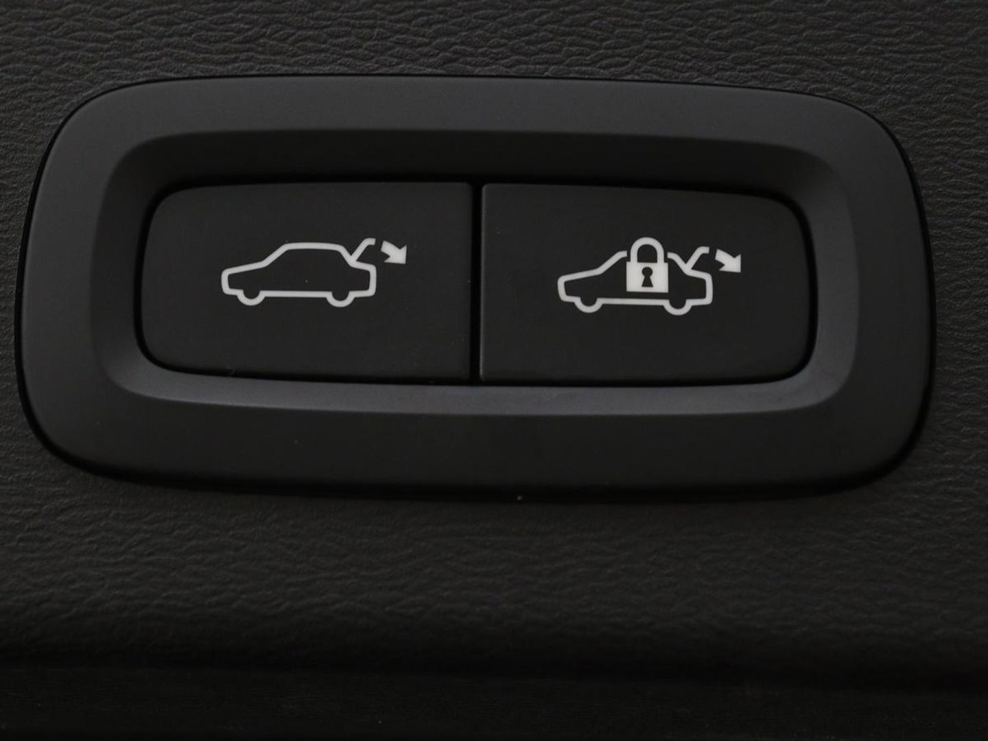 Volvo XC40 1.5 T5 Recharge Business Pro | Panoramadak | Stoel & stuurverwarming | Trekhaak | 360 camera | Adaptive cruise | Harman/Kardon | Carplay | Navigatie | Full LED