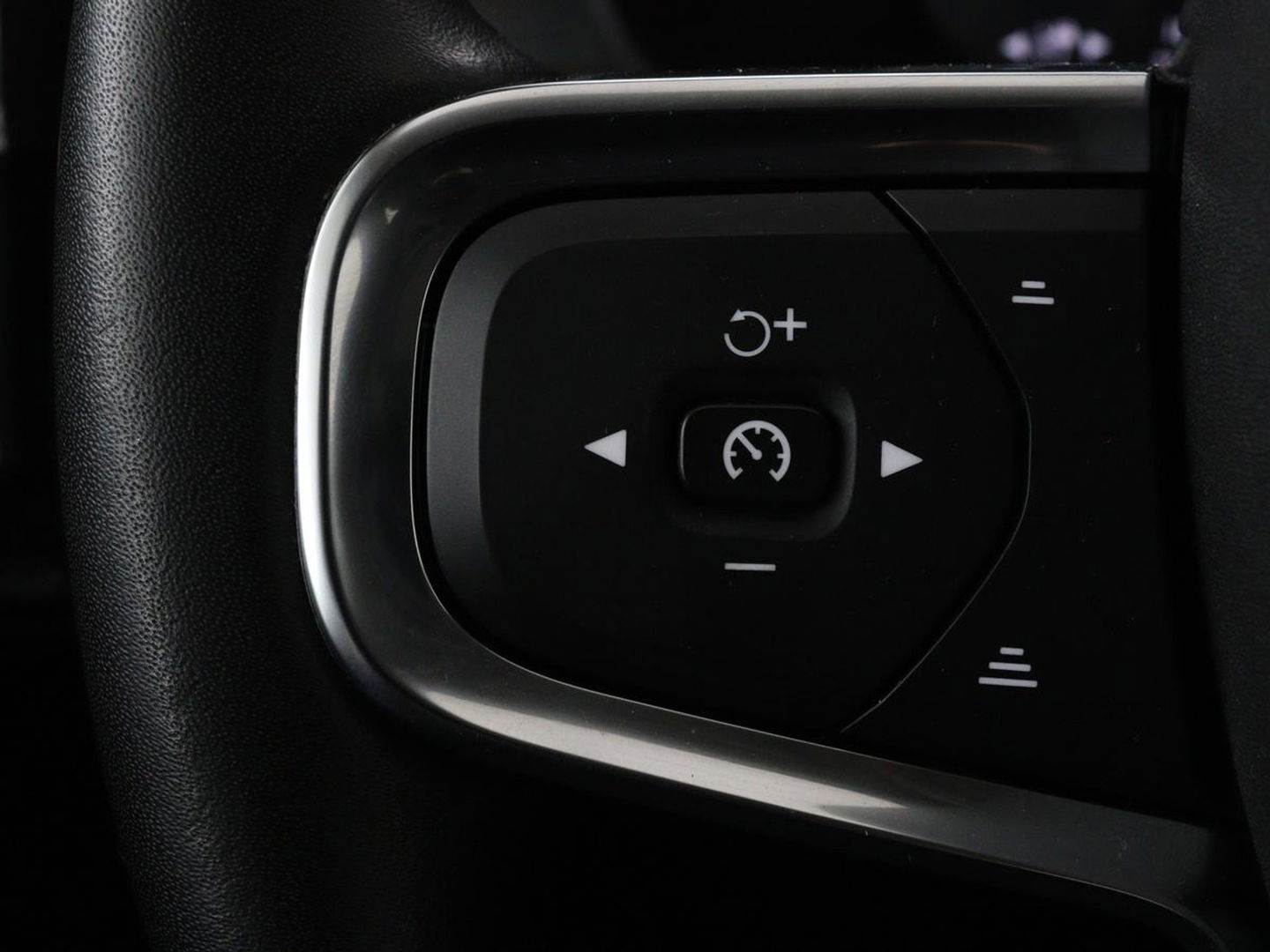 Volvo XC40 1.5 T5 Recharge Business Pro | Panoramadak | Stoel & stuurverwarming | Trekhaak | 360 camera | Adaptive cruise | Harman/Kardon | Carplay | Navigatie | Full LED
