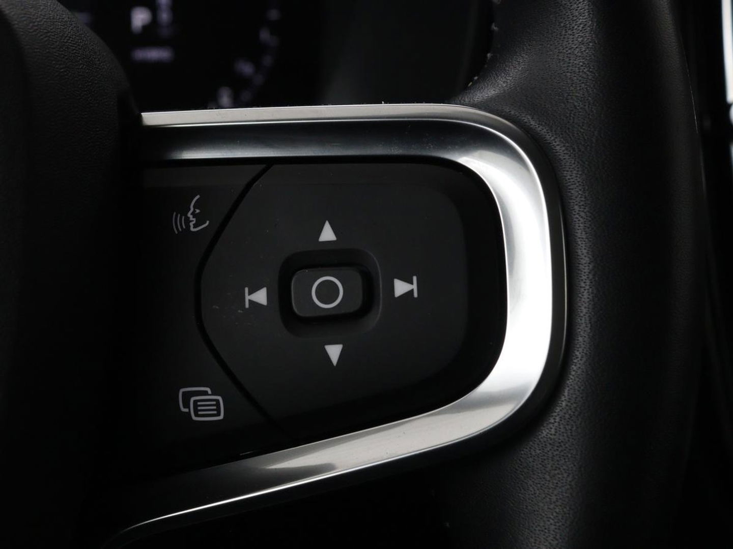 Volvo XC40 1.5 T5 Recharge Business Pro | Panoramadak | Stoel & stuurverwarming | Trekhaak | 360 camera | Adaptive cruise | Harman/Kardon | Carplay | Navigatie | Full LED